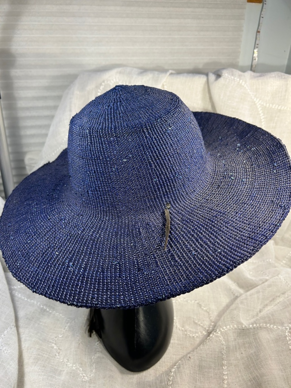 Straw summer hat with leather ties - Picture 4 of 9